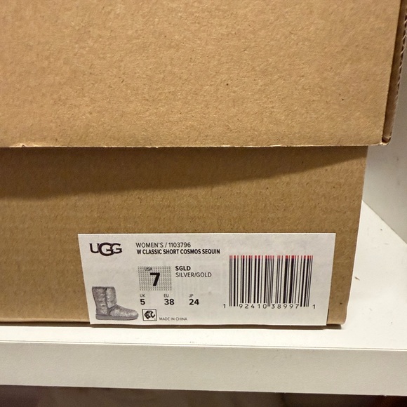 New in box UGG Women's classic cosmos sequin silver/gold boot - Picture 16 of 16